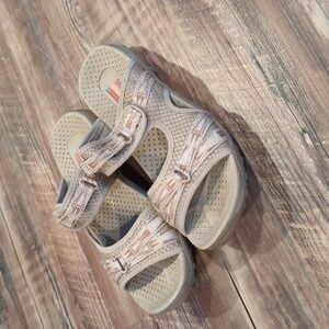 Woman's size 7 Skechers sandals